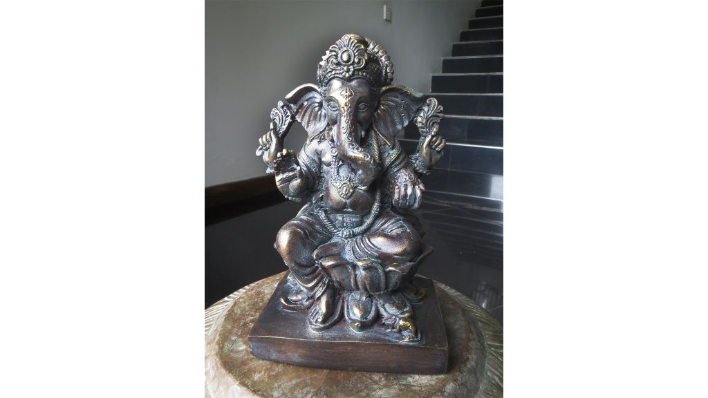 අගල් 6ක් උස ඝනදේවි පිළිම 